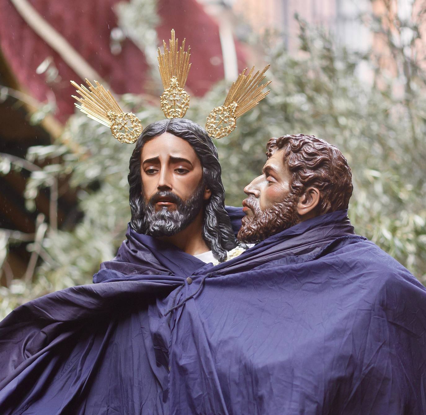 La lluvia obliga a resguardar a sus titulares de la hermandad de Redención