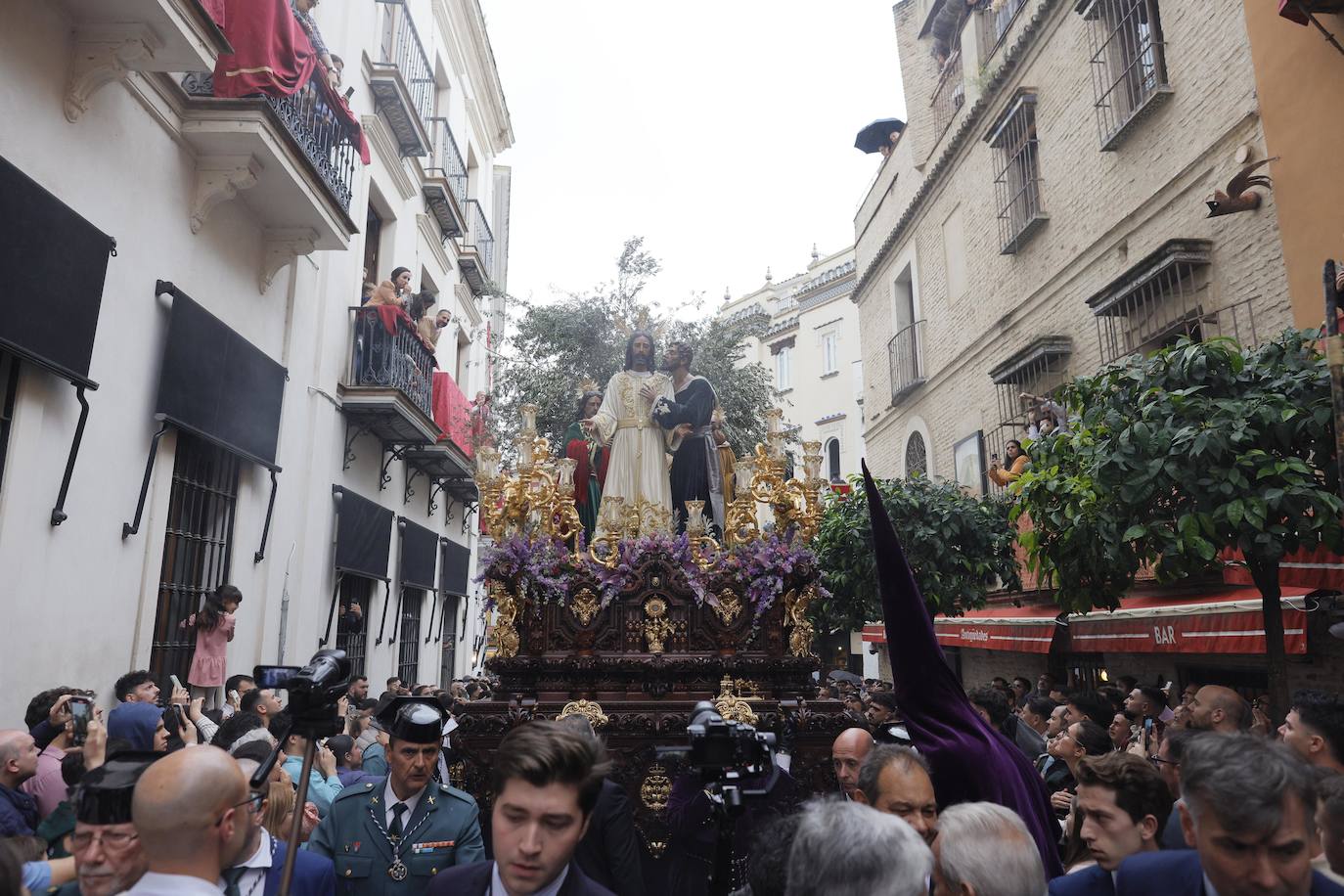 La lluvia obliga a resguardar a sus titulares de la hermandad de Redención