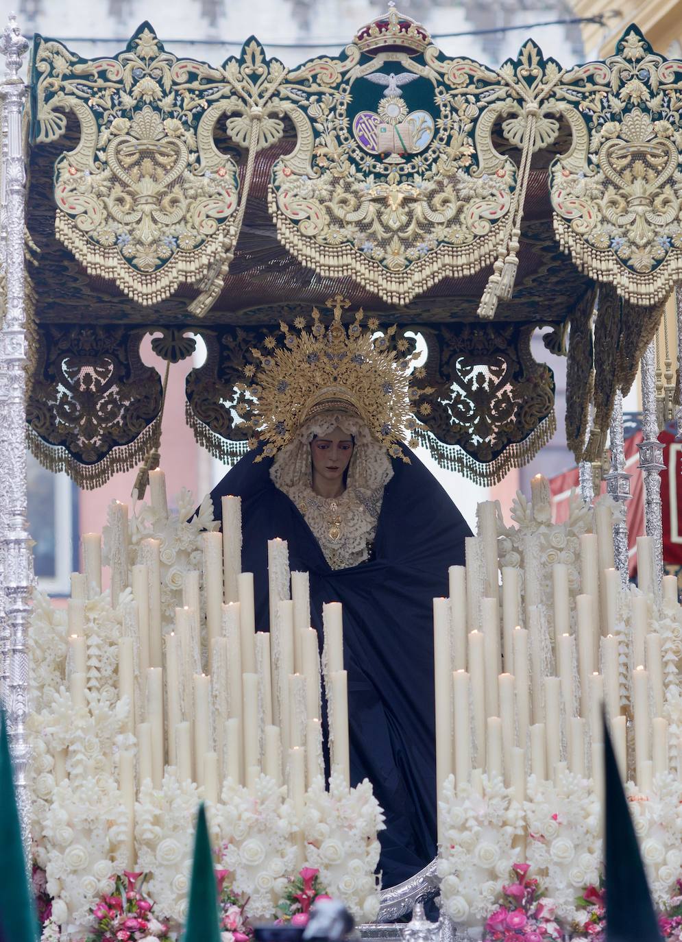 La lluvia obliga a resguardar a sus titulares de la hermandad de Redención