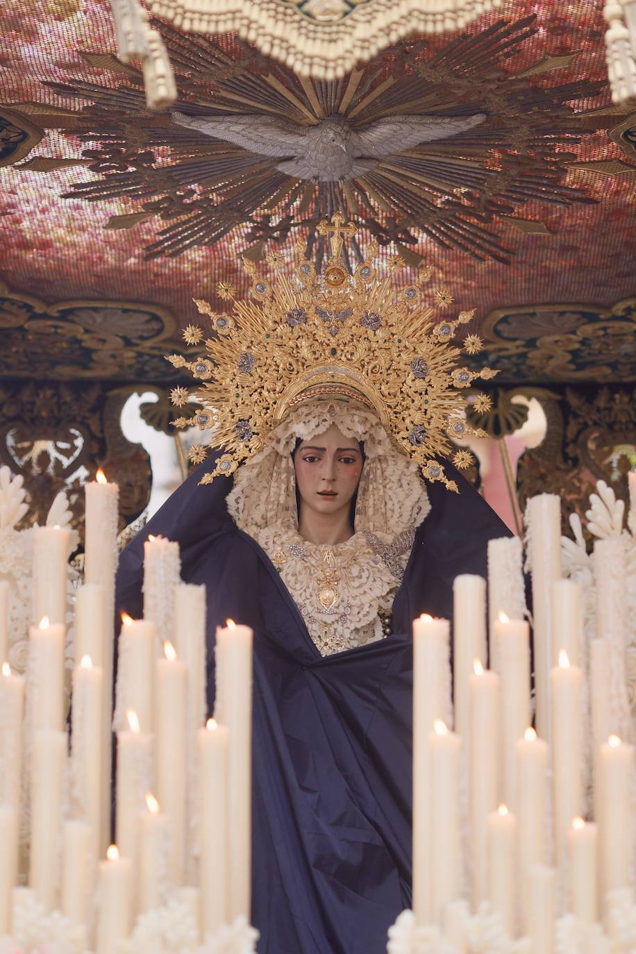 La lluvia obliga a resguardar a sus titulares de la hermandad de Redención