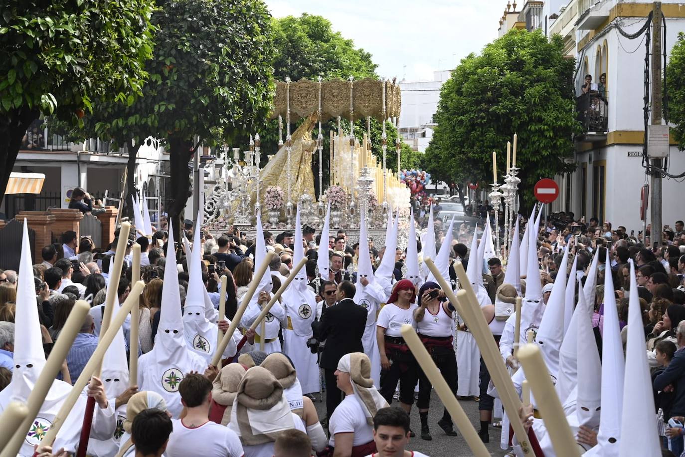 Salida de la Hermandad de San Gonzalo desde el barrio de Triana