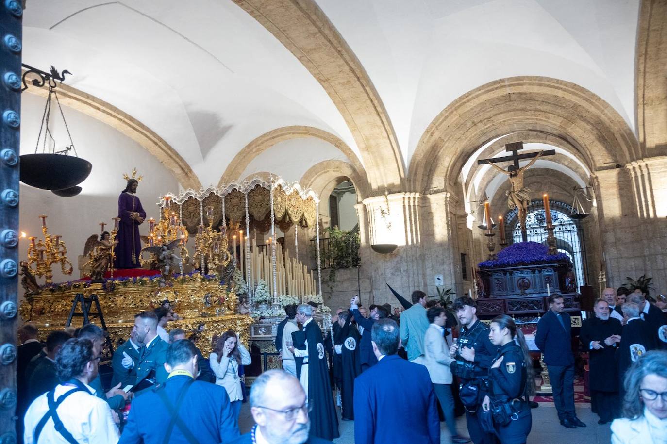 Debido a la lluvia la Hermandad de Santa Genoveva se refugia en el Rectorado