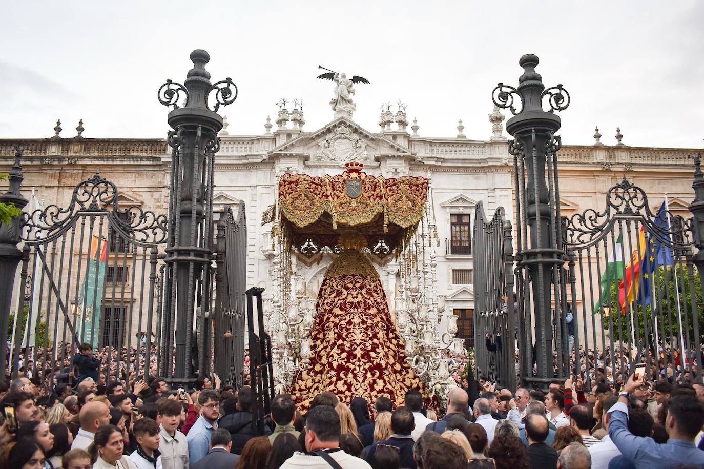 Debido a la lluvia la Hermandad de Santa Genoveva se refugia en el Rectorado