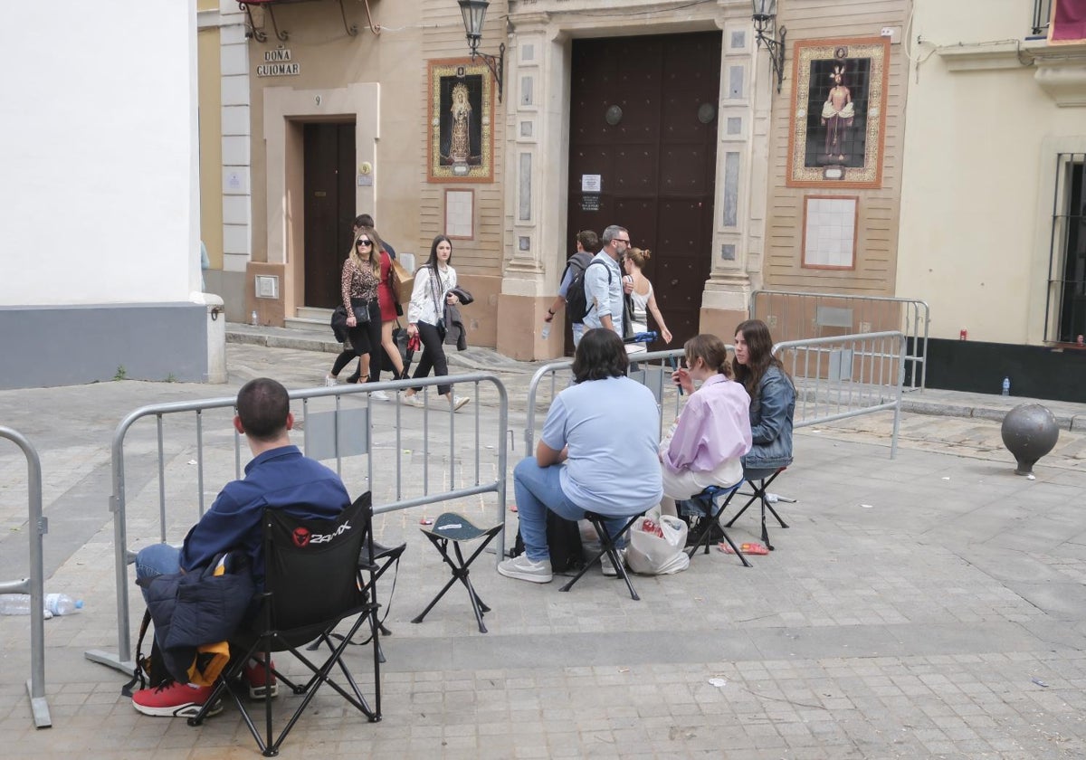 Personas esperando la entrada de Jesús Despojado cinco horas antes de la llegada de la cofradía