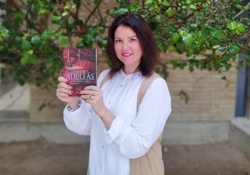Verónica Bernal con su nuevo libro 'El color de las adelfas'