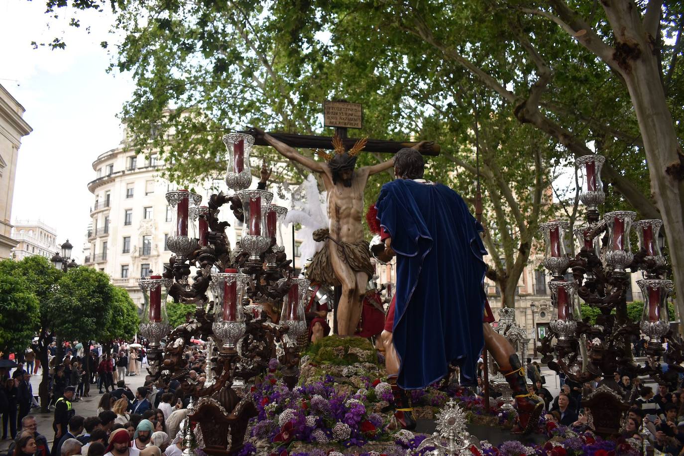 Llueve al paso de la Hermandad del Cerro por Plaza Nueva