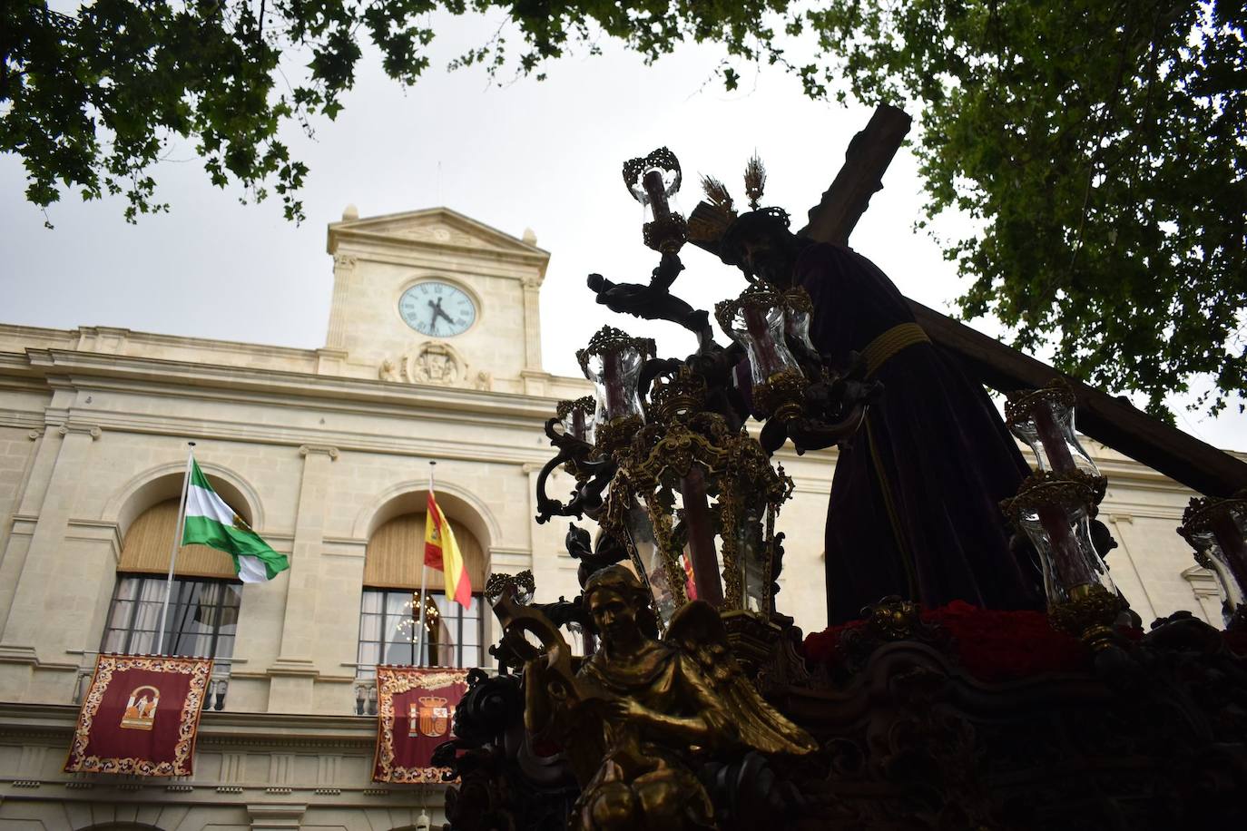 Llueve al paso de la Hermandad del Cerro por Plaza Nueva
