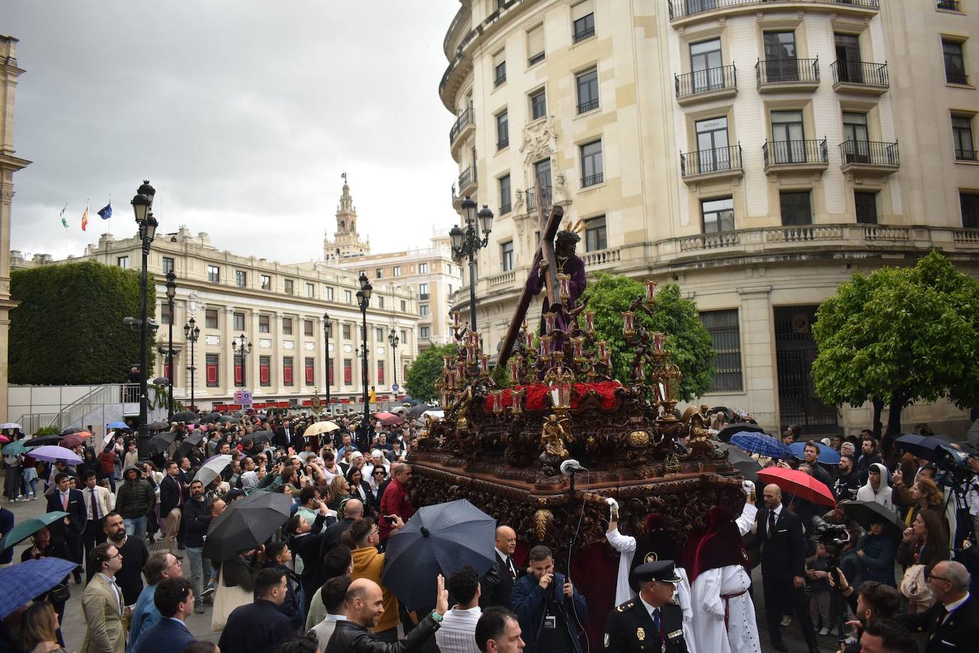 Llueve al paso de la Hermandad del Cerro por Plaza Nueva