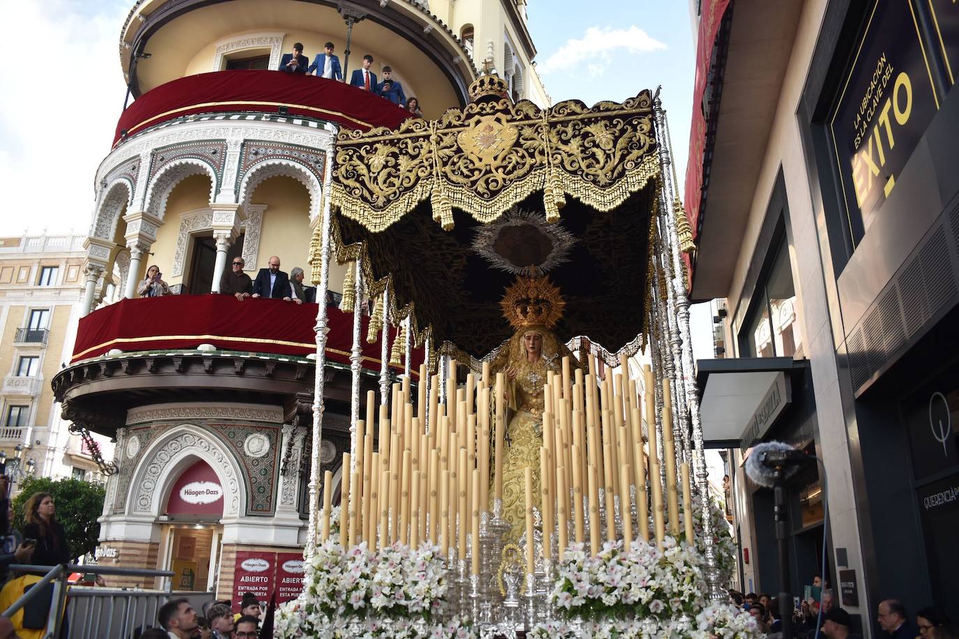 El Palio de la Virgen de los Dolores camino de la Catedral
