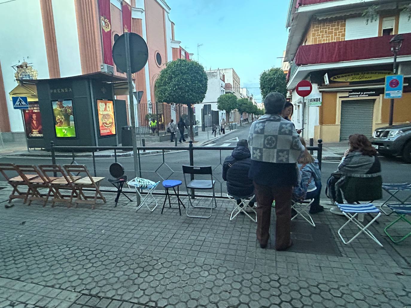 Desde primera hora de la mañana los vecinos del Cerro del Águila esperaban a la Hermandad del Cerro