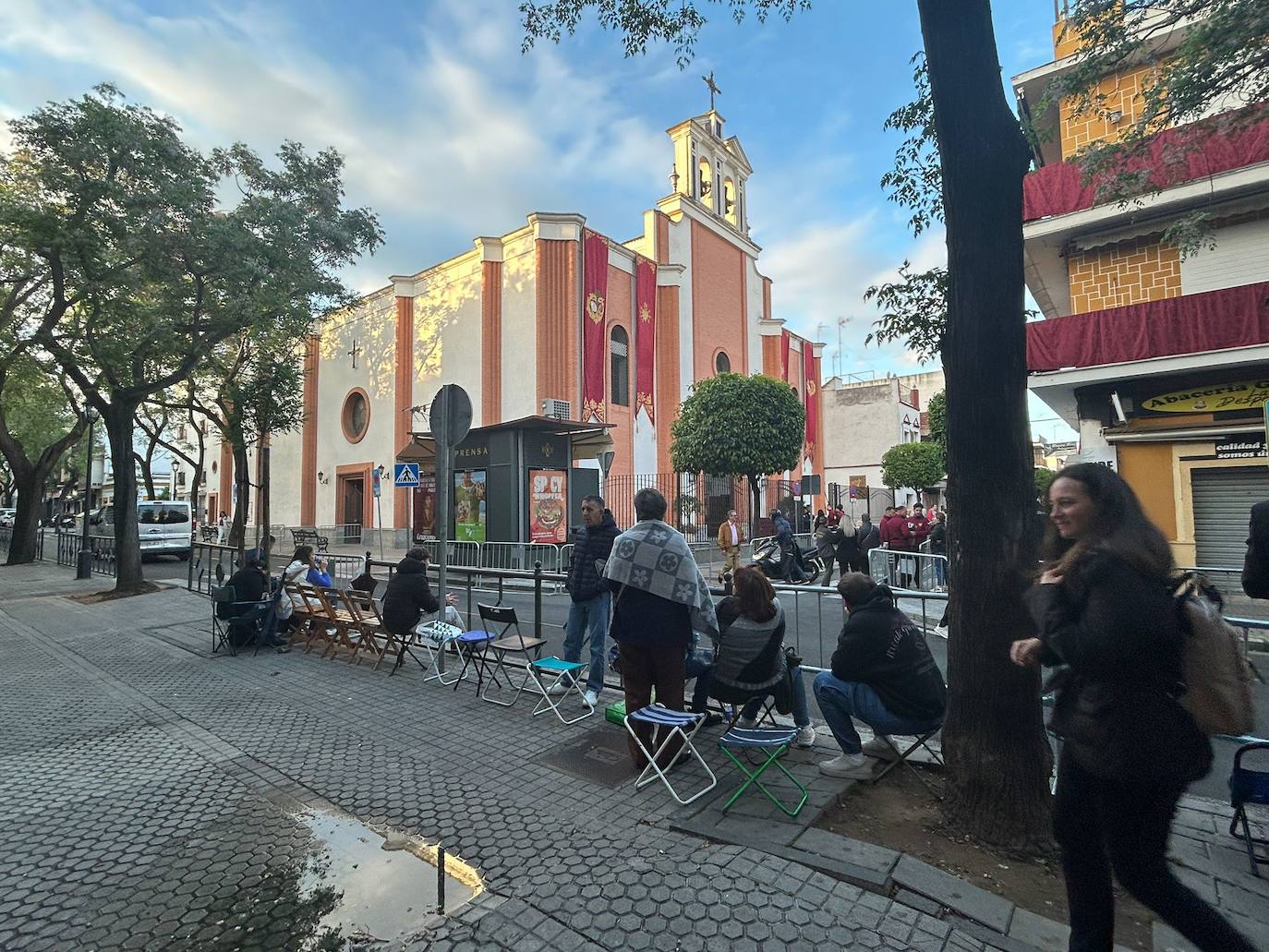 Desde primera hora de la mañana los vecinos del Cerro del Águila esperaban a la Hermandad del Cerro
