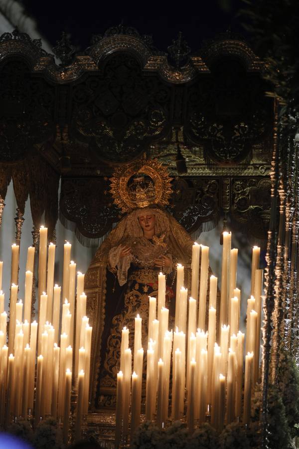 Los titulares de la hermandad de los Estudiantes han realizado un via crucis por dentro de los jardines de la Universidad