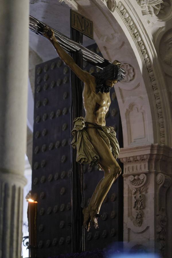 Los titulares de la hermandad de los Estudiantes han realizado un via crucis por dentro de los jardines de la Universidad