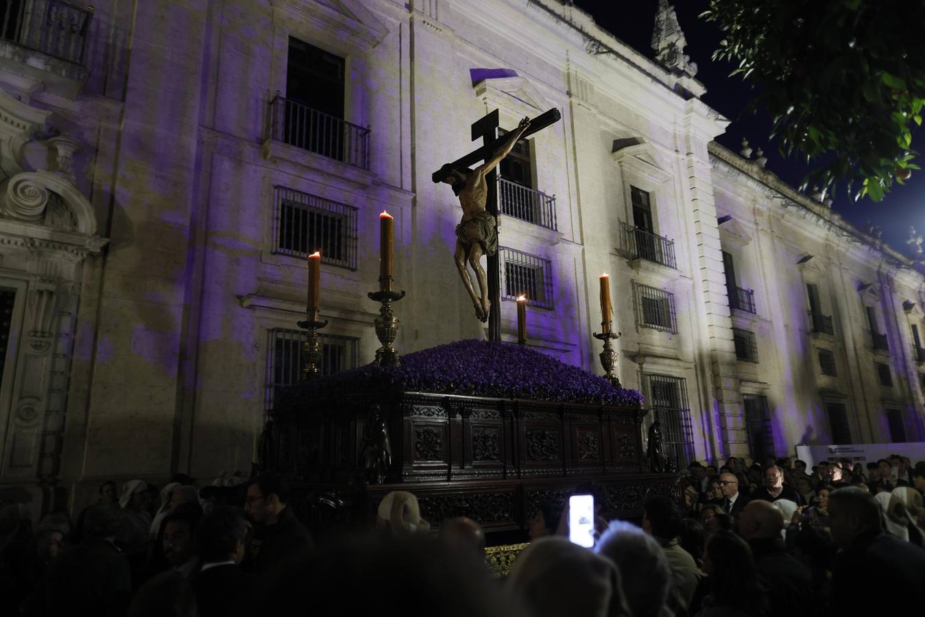 Los titulares de la hermandad de los Estudiantes han realizado un via crucis por dentro de los jardines de la Universidad