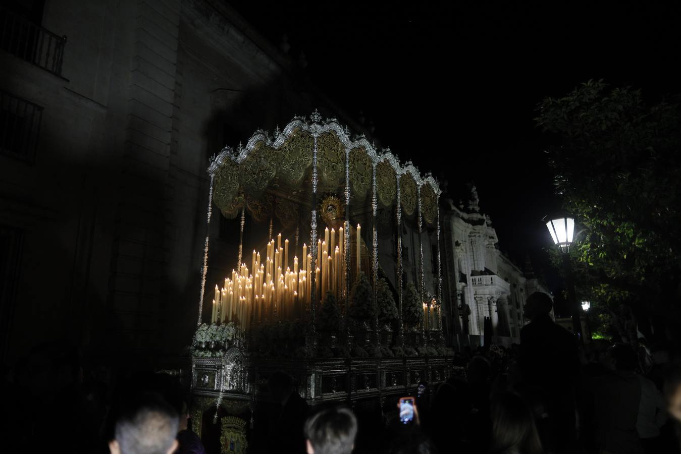 Los titulares de la hermandad de los Estudiantes han realizado un via crucis por dentro de los jardines de la Universidad