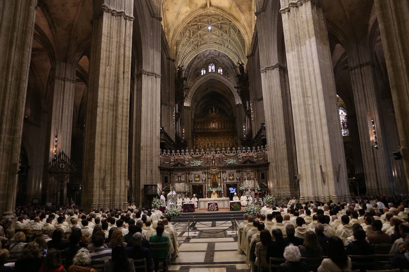 Misa Crismal en la Catedral de Sevilla en la Semana Santa de 2025