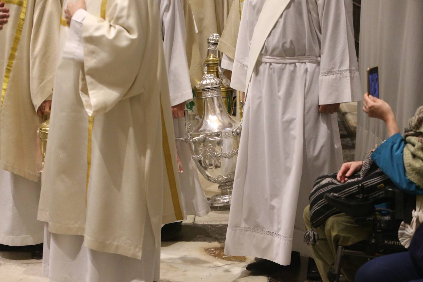 Misa Crismal en la Catedral de Sevilla en la Semana Santa de 2025