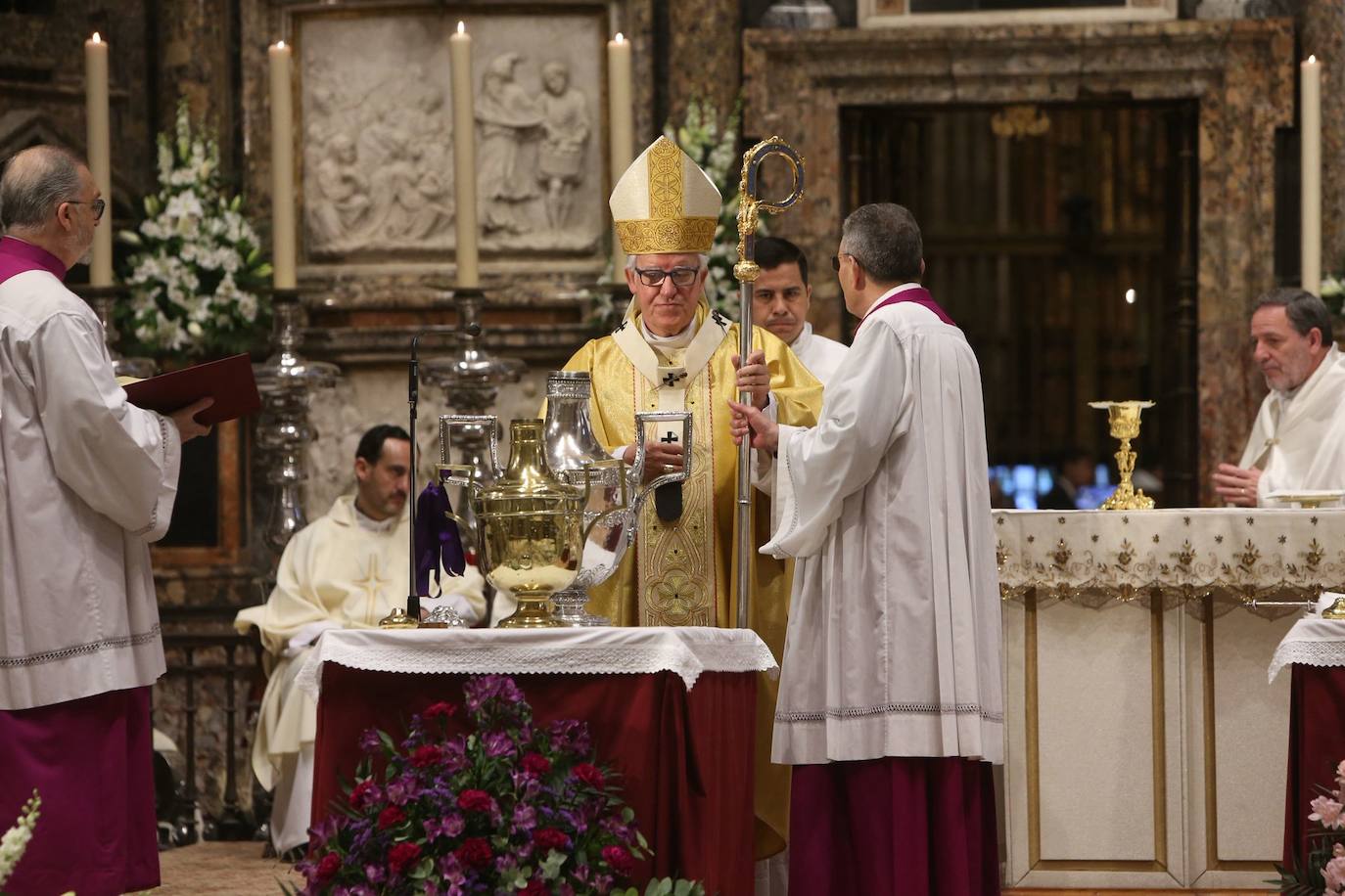 Misa Crismal en la Catedral de Sevilla en la Semana Santa de 2025