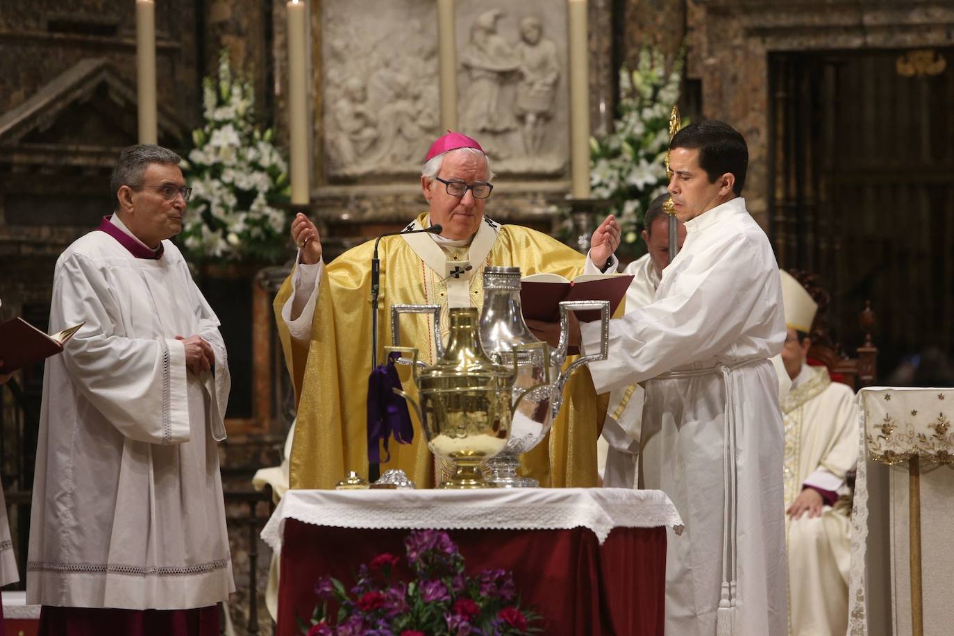 Misa Crismal en la Catedral de Sevilla en la Semana Santa de 2025