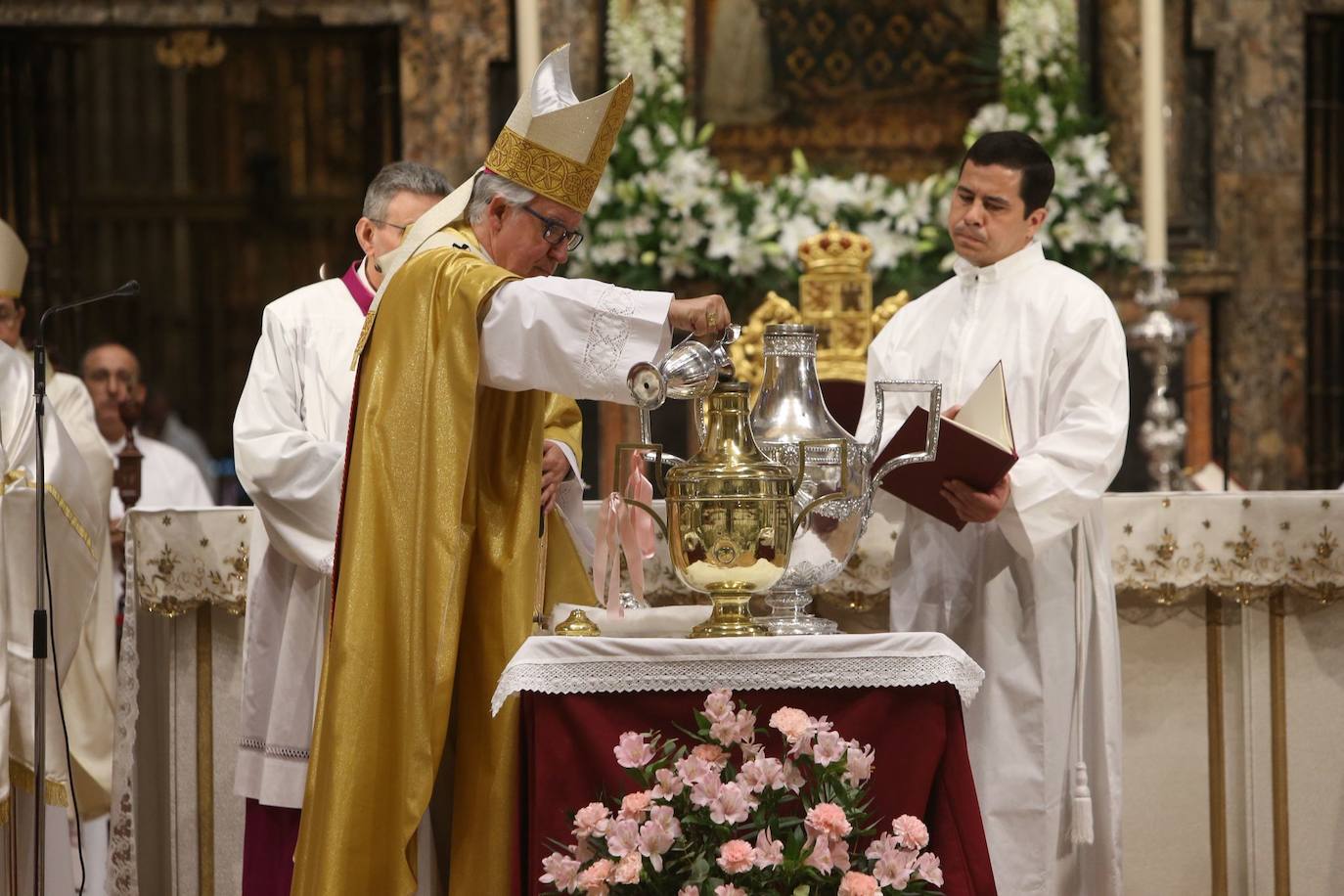 Misa Crismal en la Catedral de Sevilla en la Semana Santa de 2025