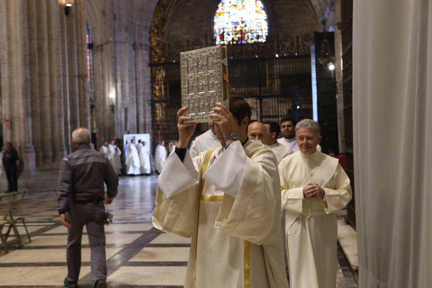Misa Crismal en la Catedral de Sevilla en la Semana Santa de 2025