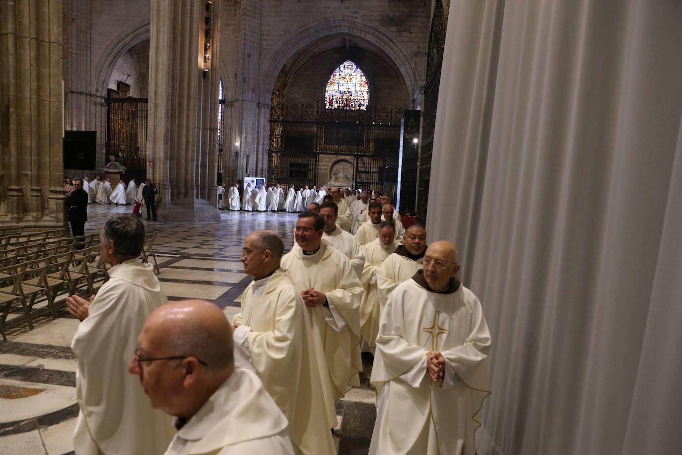 Misa Crismal en la Catedral de Sevilla en la Semana Santa de 2025