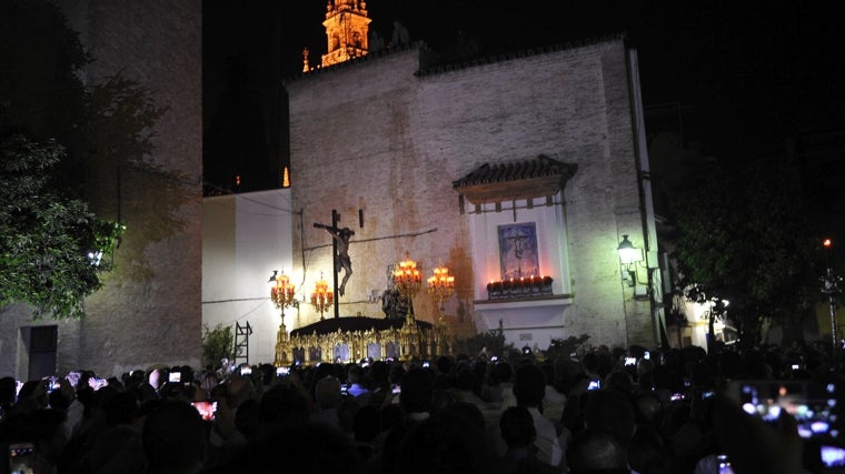 Santa Cruz por la plaza de la Alianza