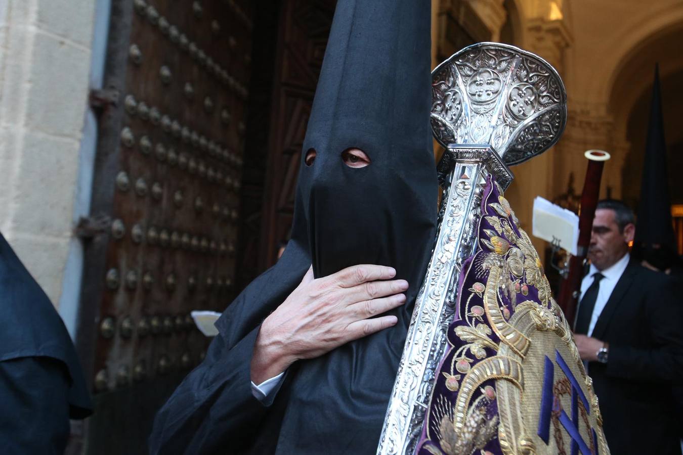 La calle Mateos Gago se ha llenado para ver la salida de esta cofradía que ha desafiado al mal tiempo 