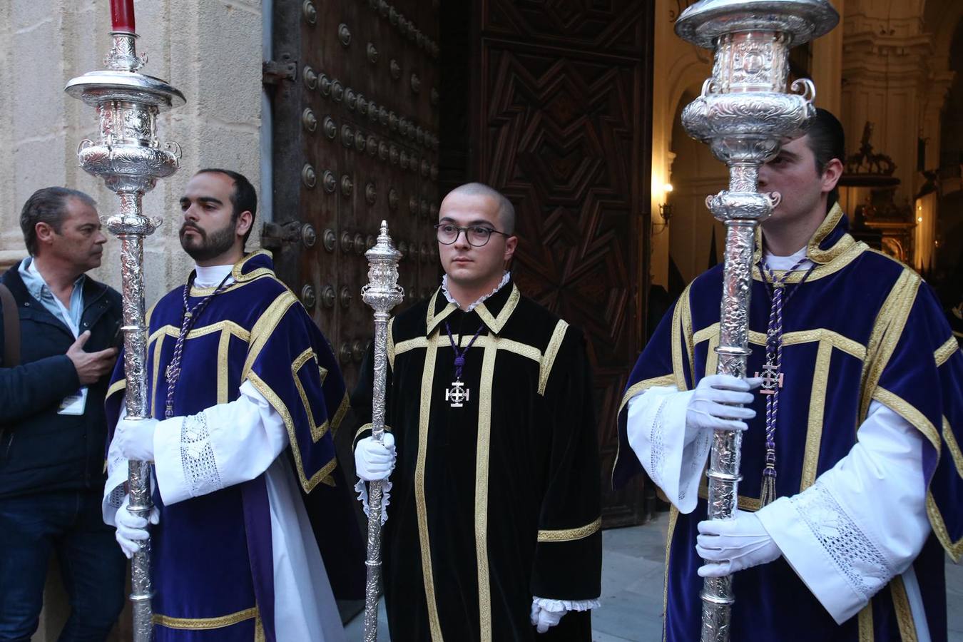 La calle Mateos Gago se ha llenado para ver la salida de esta cofradía que ha desafiado al mal tiempo 