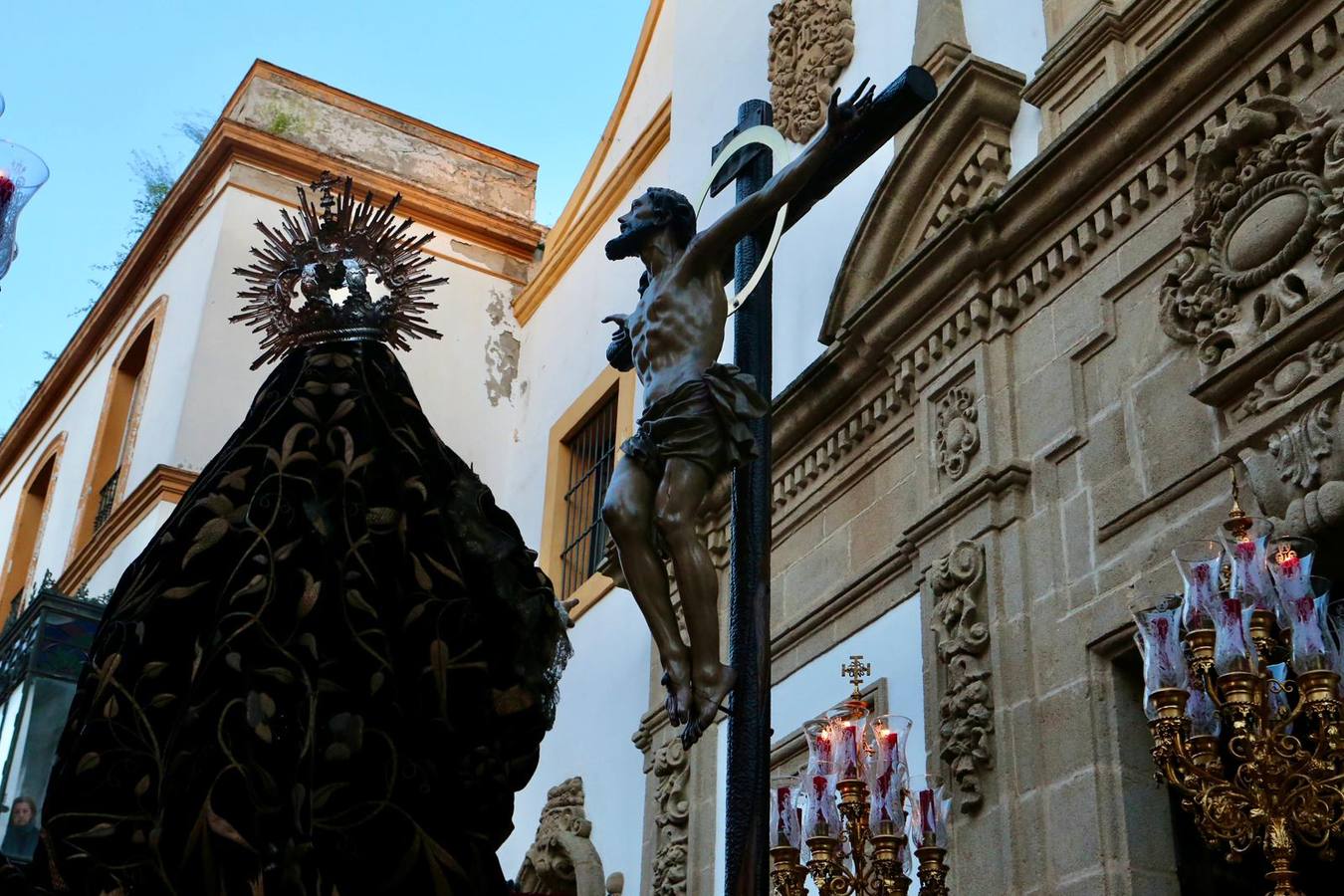 La calle Mateos Gago se ha llenado para ver la salida de esta cofradía que ha desafiado al mal tiempo 