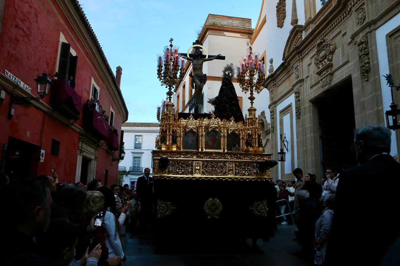 La calle Mateos Gago se ha llenado para ver la salida de esta cofradía que ha desafiado al mal tiempo 