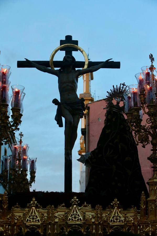 La calle Mateos Gago se ha llenado para ver la salida de esta cofradía que ha desafiado al mal tiempo 