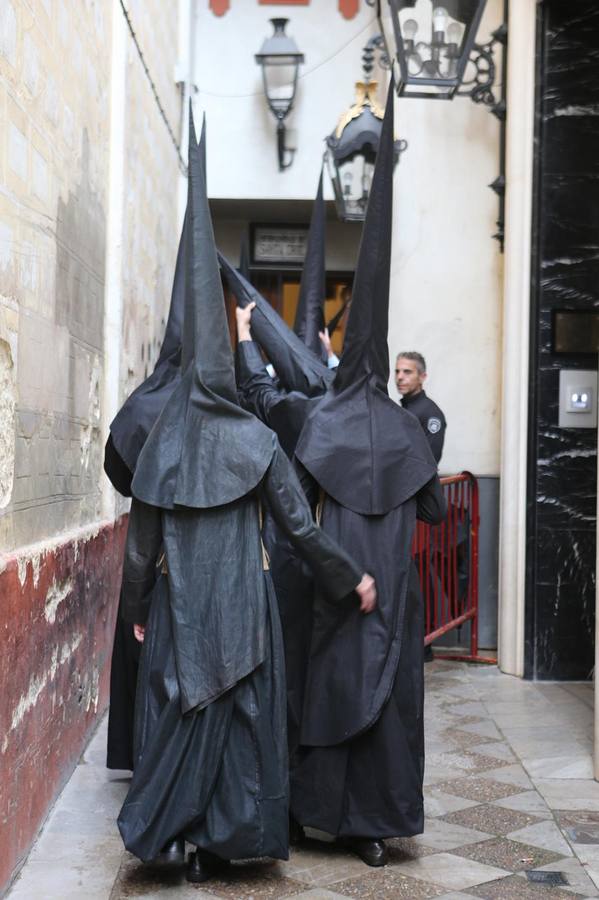 La calle Mateos Gago se ha llenado para ver la salida de esta cofradía que ha desafiado al mal tiempo 