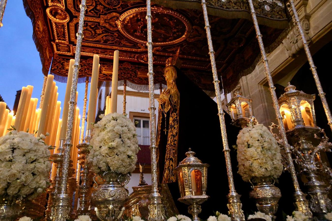 La calle Mateos Gago se ha llenado para ver la salida de esta cofradía que ha desafiado al mal tiempo 