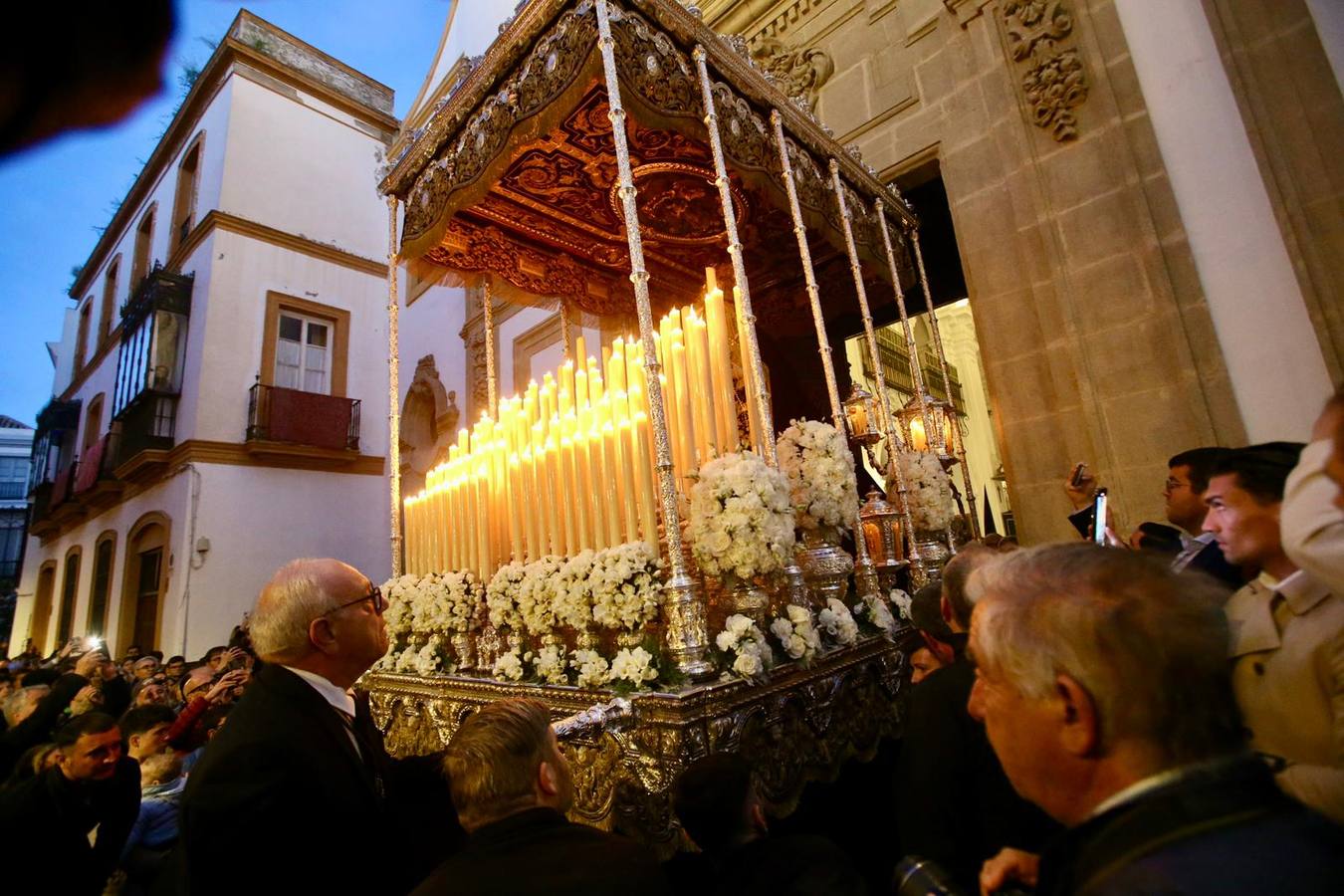 La calle Mateos Gago se ha llenado para ver la salida de esta cofradía que ha desafiado al mal tiempo 
