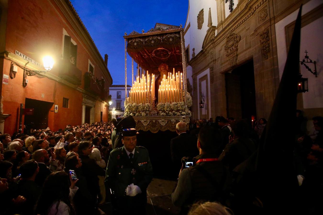 La calle Mateos Gago se ha llenado para ver la salida de esta cofradía que ha desafiado al mal tiempo 