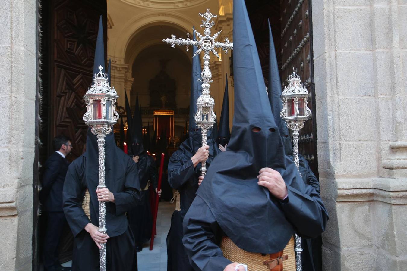 La calle Mateos Gago se ha llenado para ver la salida de esta cofradía que ha desafiado al mal tiempo 