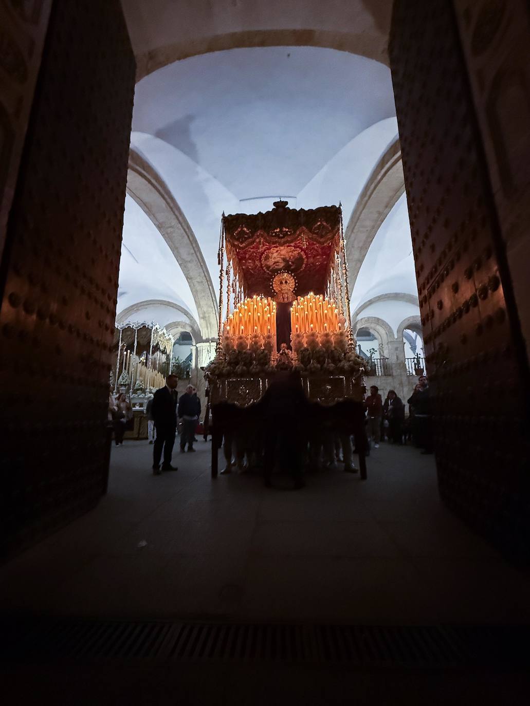 Santa Genoveva vuelve al Tiro de Línea tras resguardarse en el Rectorado de la Universidad de Sevilla por la lluvia