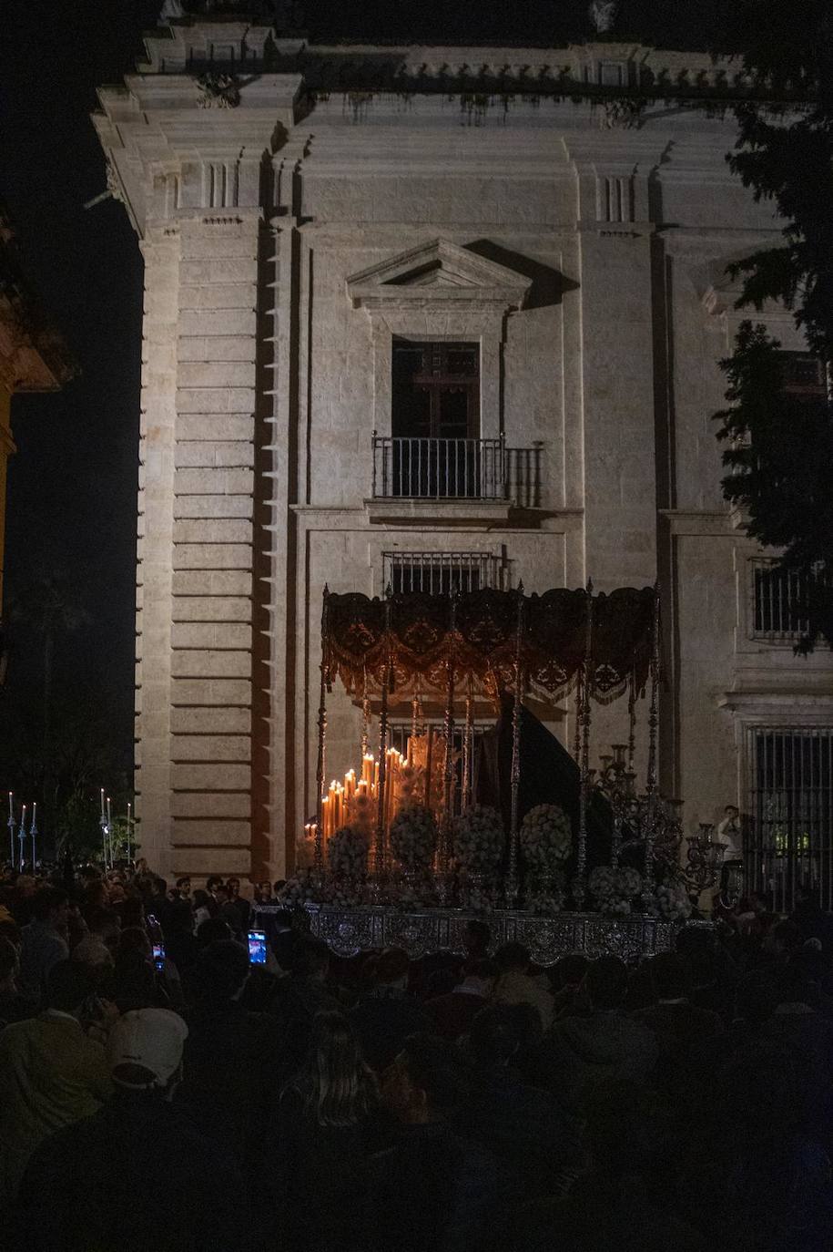 Santa Genoveva vuelve al Tiro de Línea tras resguardarse en el Rectorado de la Universidad de Sevilla por la lluvia