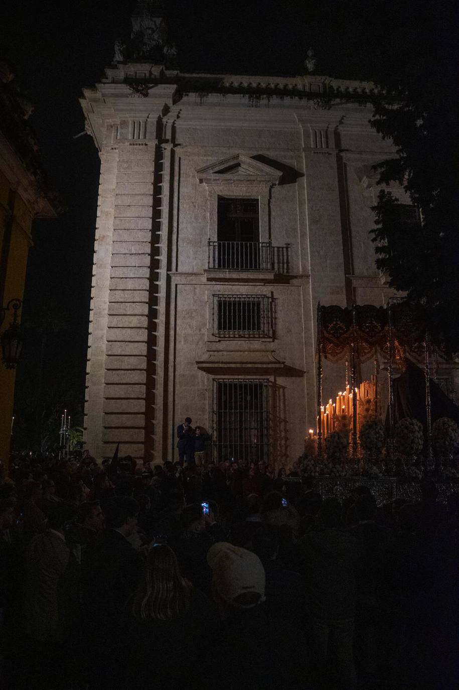 Santa Genoveva vuelve al Tiro de Línea tras resguardarse en el Rectorado de la Universidad de Sevilla por la lluvia