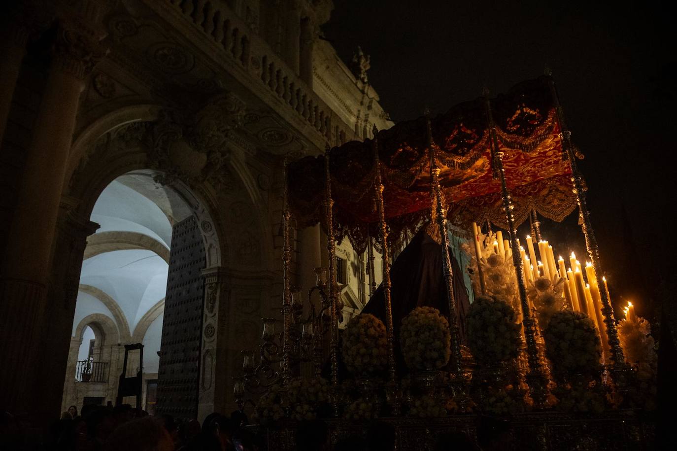 Santa Genoveva vuelve al Tiro de Línea tras resguardarse en el Rectorado de la Universidad de Sevilla por la lluvia