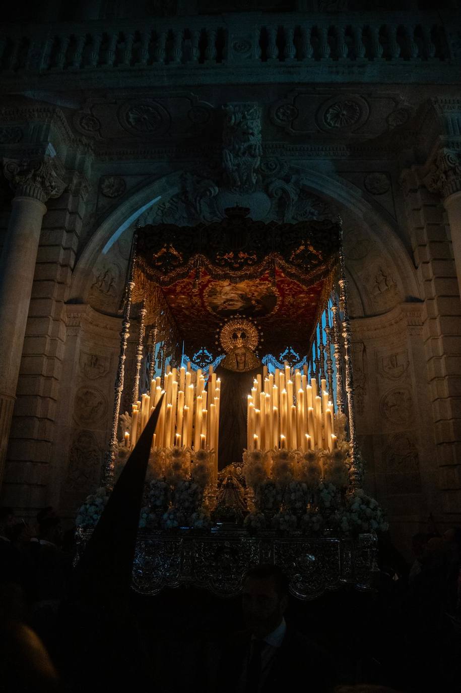 Santa Genoveva vuelve al Tiro de Línea tras resguardarse en el Rectorado de la Universidad de Sevilla por la lluvia