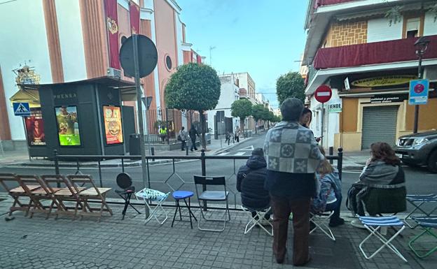 Los vecinos del Cerro del Águila esperan a la Virgen de los Dolores desde primera hora de la mañana