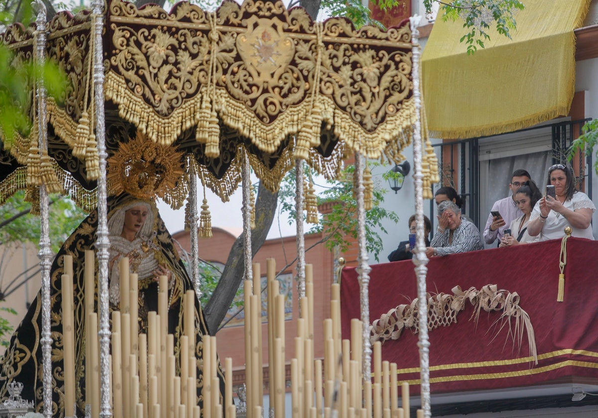 Virgen de los Dolores de la hermandad del Cerro por las calles de su barrio