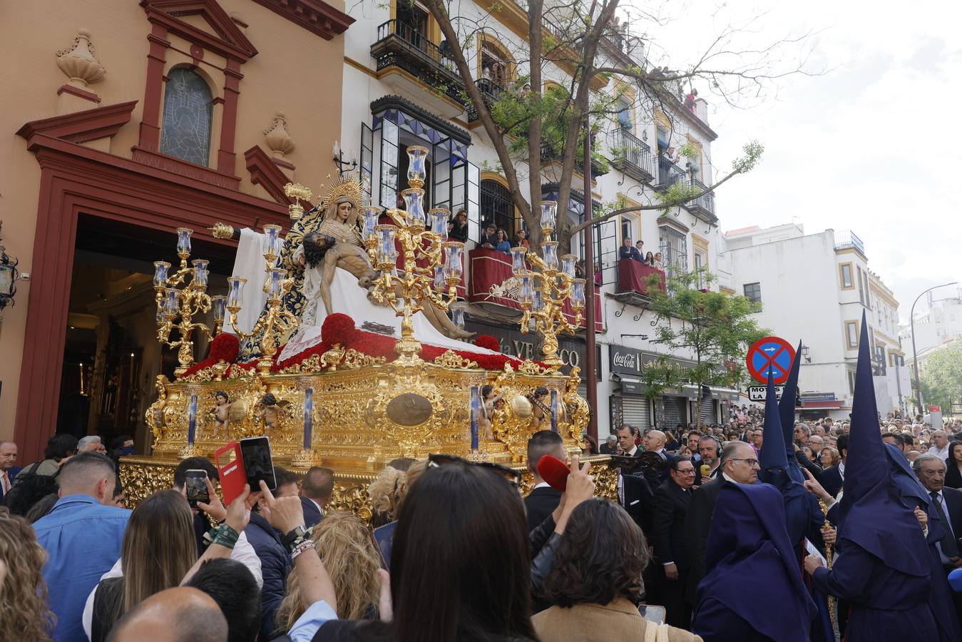 La hermandad del Baratillo es una de la cofradías que despierta más interés en la tarde del Miércoles Santo