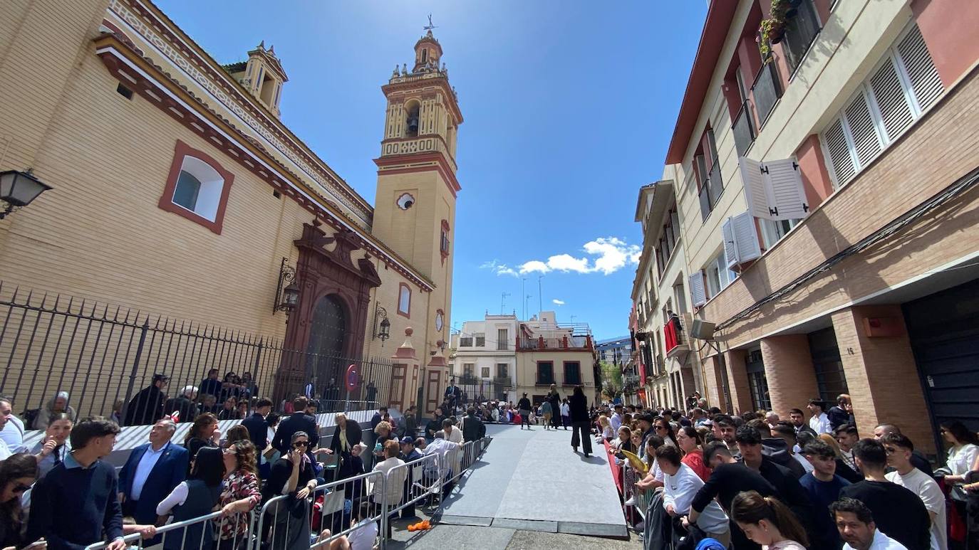 Fieles esperando la salida de la Hermandad de San Bernardo