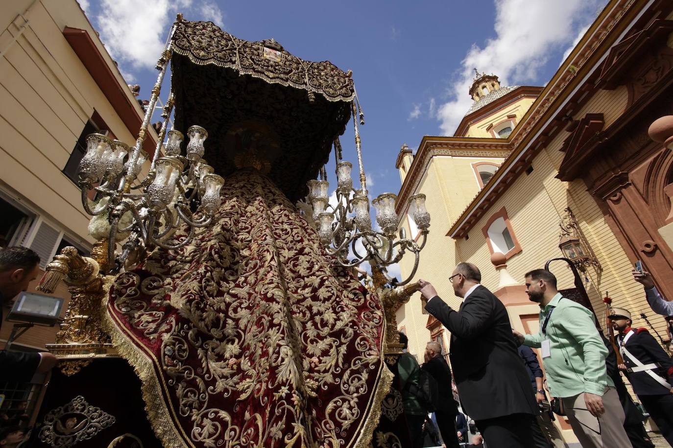 Salida de la Virgen del Refugio de la parroquia de San Bernardo