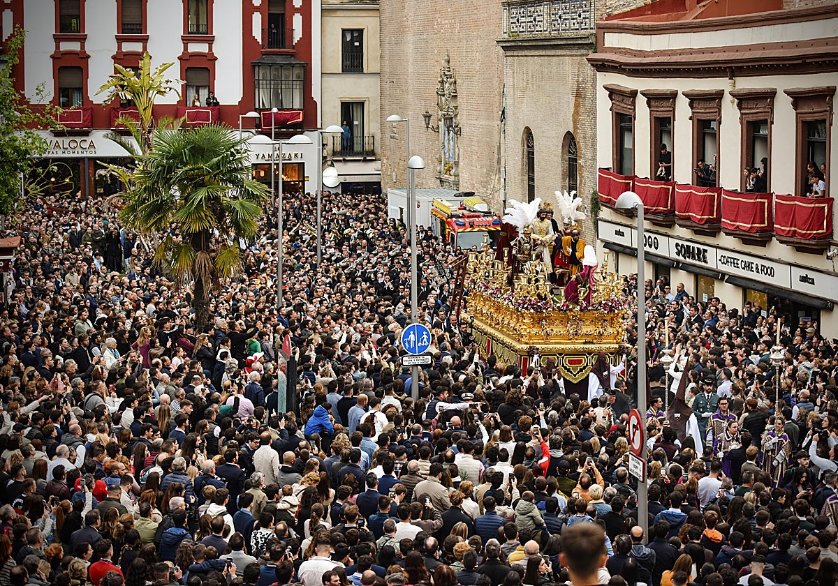 Paso de misterio de la hermandad del Carmen por la plaza de la Encarnación