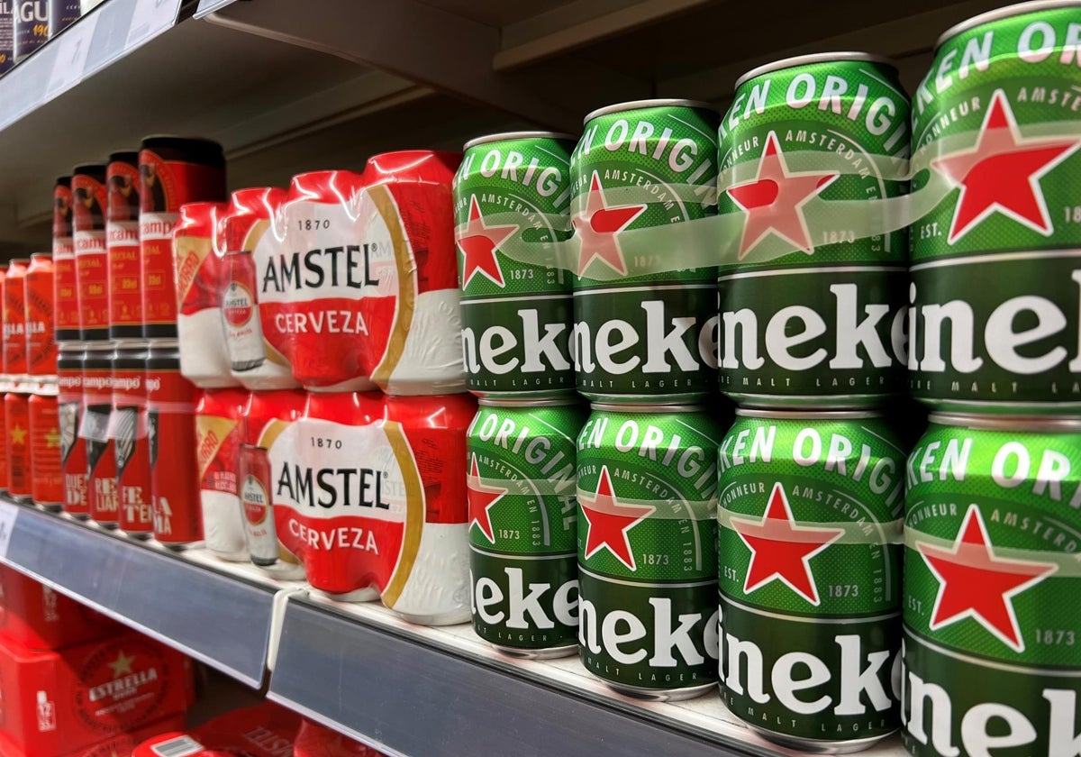 Latas de Heineken y Amstel en los lineales de un supermercado