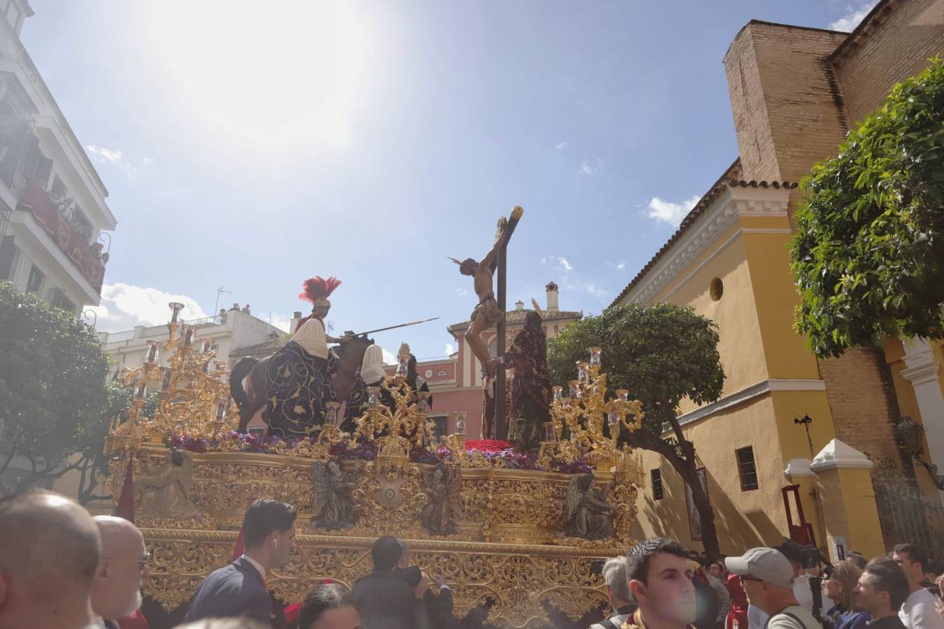 El sol ha brillado en la salida de la hermandad de La Lanzada, en la iglesia de San Martín